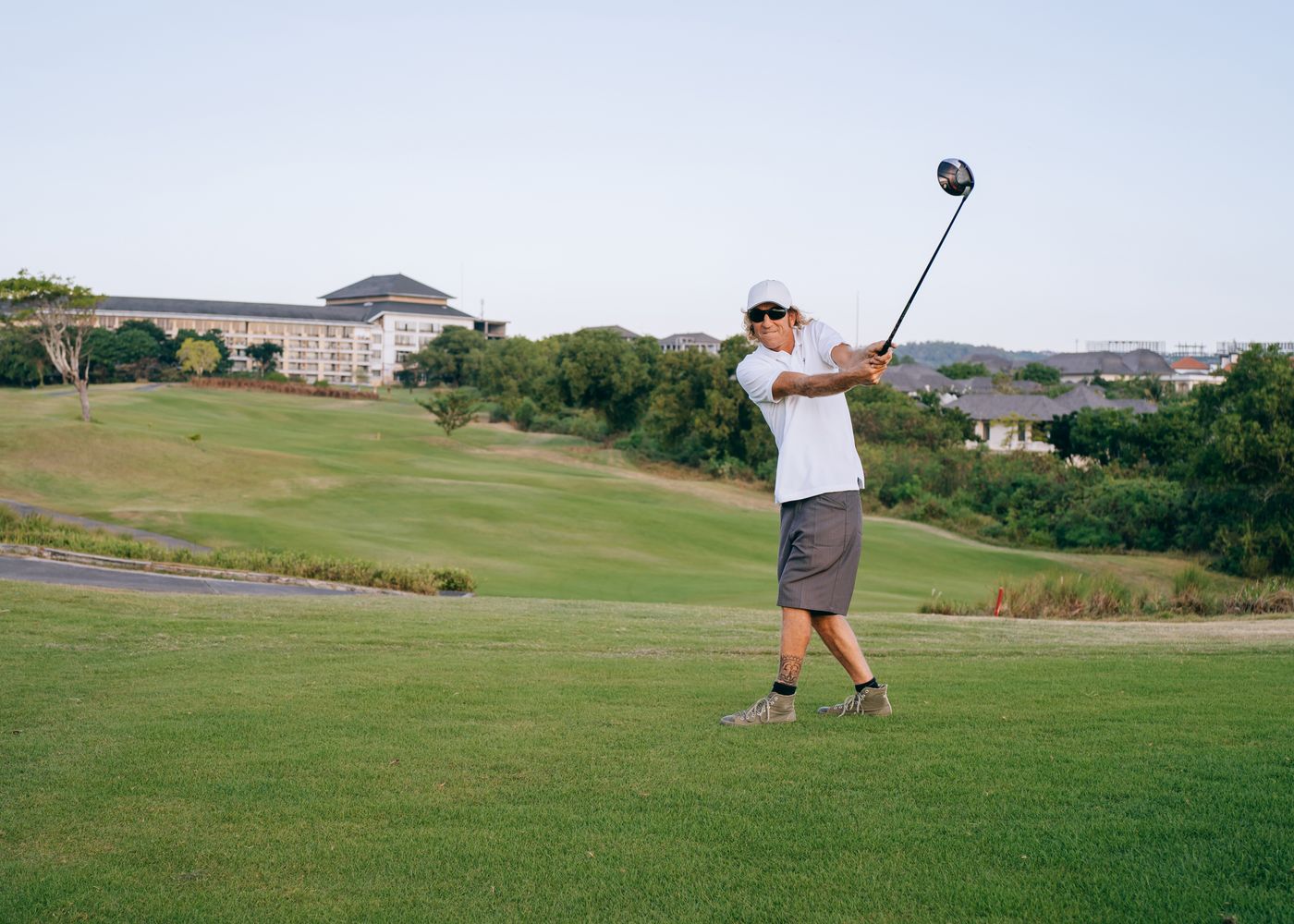 Golfer haalt uit voor een slag op de baan