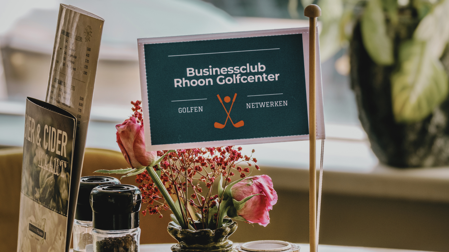 Tafelopstelling met Businessclub-vlag van Rhoon Golfcenter